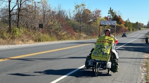 The ‘Fellow in Yellow’ stops in southwestern Ontario during run across Canada