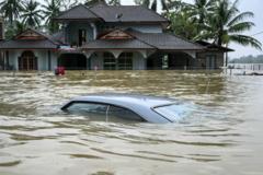 Malaysia flooding forces over 120,000 from homes