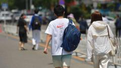 Chinese students sleep off heatwave in libraries and tents